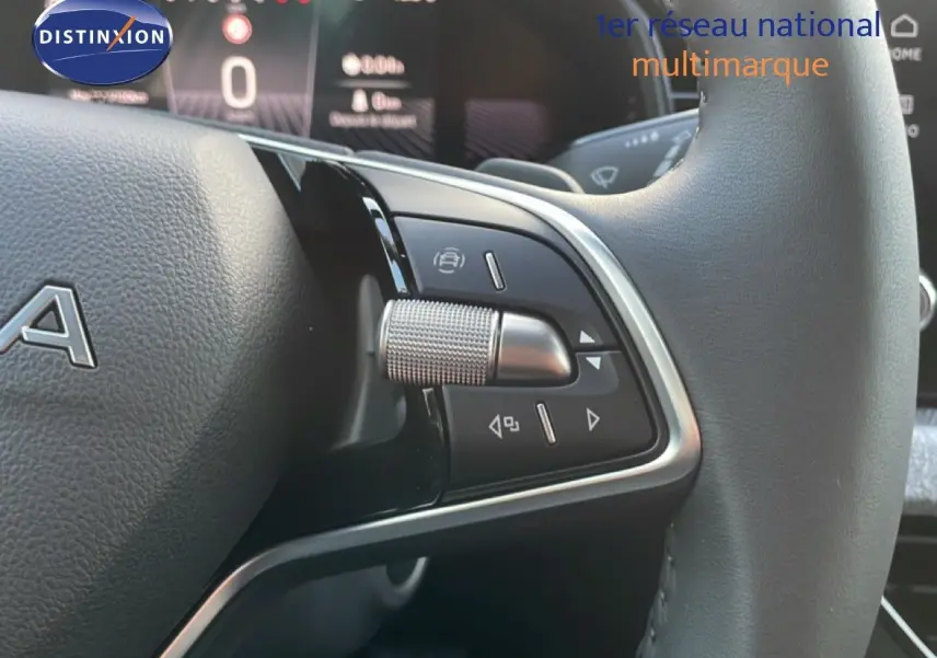 Gros plan sur la partie gauche du volant du Skoda Kamiq gris argent, avec commandes intégrées et molette métallique.