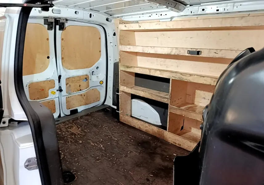 Vue intérieure arrière du Ford Transit Fourgon blanc 2022 avec aménagement bois et cloison pleine.