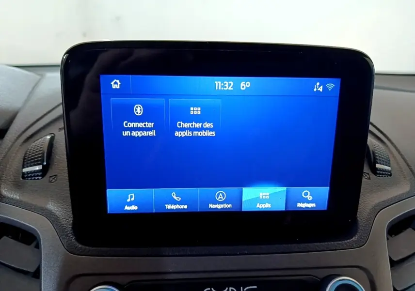 Écran tactile central du tableau de bord du Ford Transit Fourgon blanc, affichant les options de connexion Bluetooth.