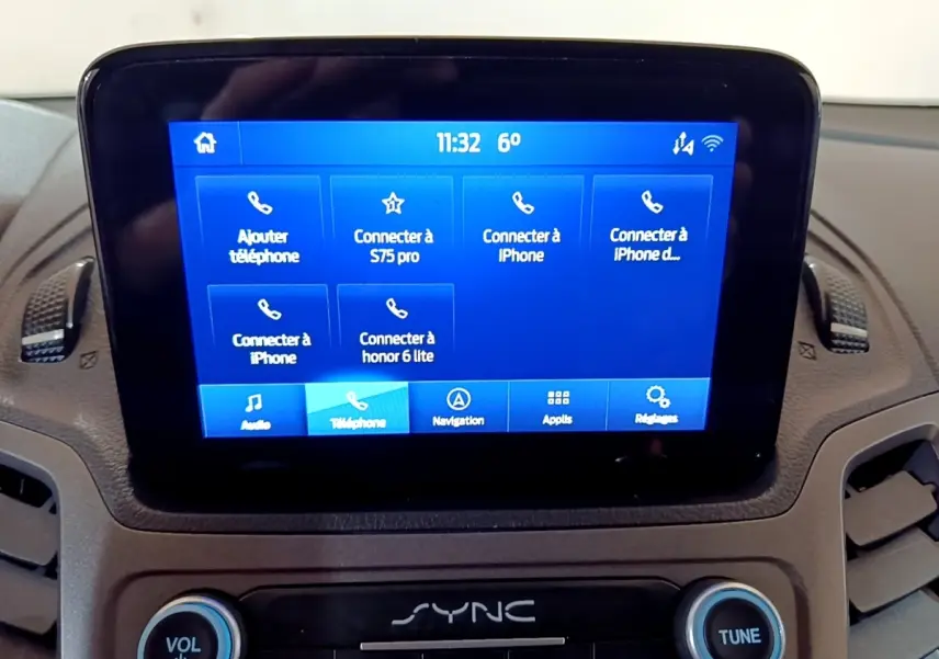 Écran tactile central du Ford Transit Fourgon blanc 2022 affichant le menu de connexion téléphonique.