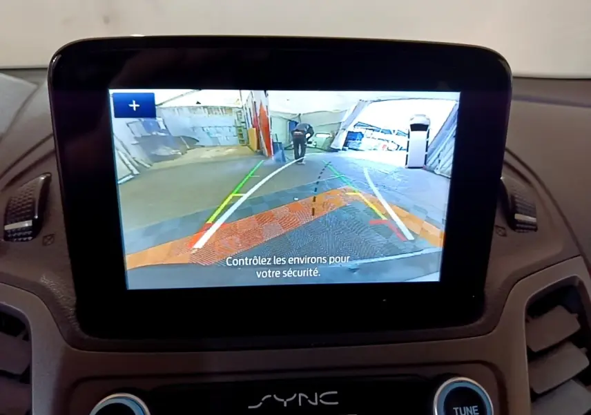 Écran tactile central montrant la caméra de recul du Ford Transit Fourgon blanc avec guidage de trajectoire.