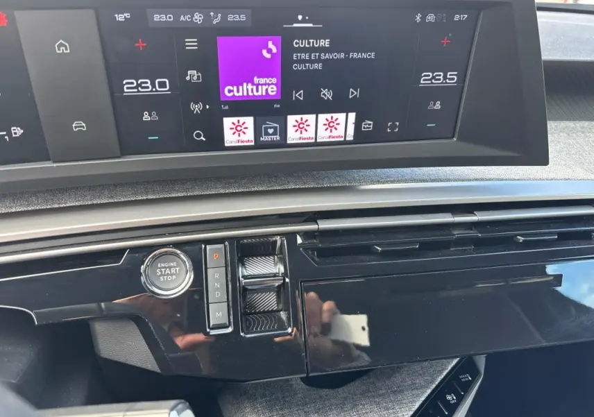 Tableau de bord du Peugeot 3008 Hybrid 145 e-DCS6 Allure 2025, vue centrée sur l’écran tactile et le bouton start/stop.