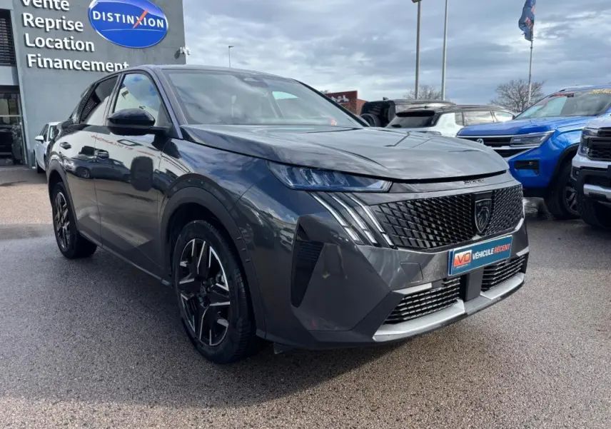 Peugeot 3008 Hybrid gris en 3/4 avant droit, avec calandre noire distinctive et jantes alliage 19 pouces.