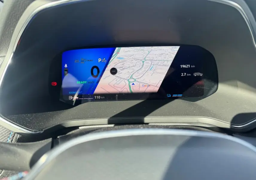 Vue rapprochée du tableau de bord numérique du Renault Symbioz gris clair, affichant la navigation et les informations de conduite.