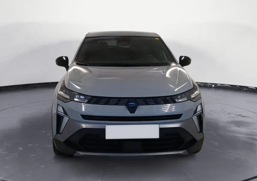 Vue frontale d'une Renault SYMBIOZ gris clair 2025 avec calandre moderne et phares LED fins.