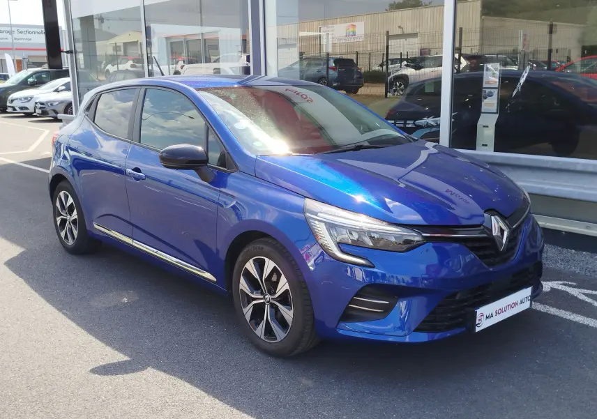 Renault Clio 2022 Bleu Iron vue 3/4 avant droit, avec phares LED et jantes alliage bicolores.