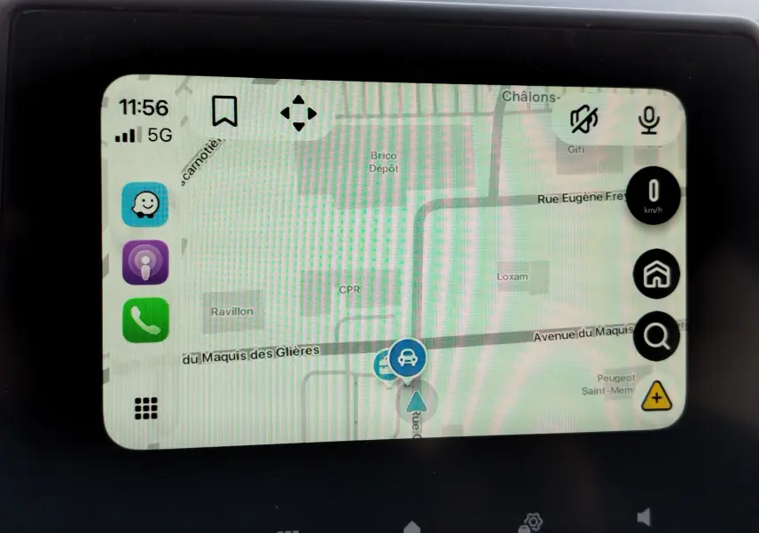 Écran tactile du système de navigation Renault Clio 2022 affichant une carte avec itinéraire en cours.