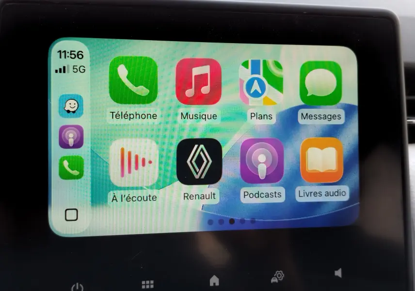 Écran tactile intérieur de Renault Clio 2022 affichant les applications connectées avec interface colorée.