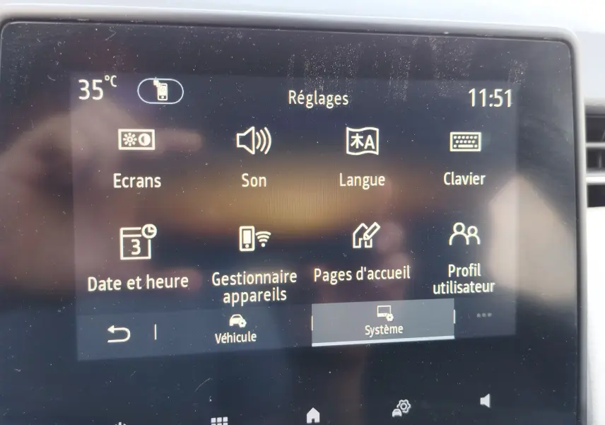 Écran tactile du système multimédia de la Renault Clio 2022 affichant le menu Réglages en intérieur.
