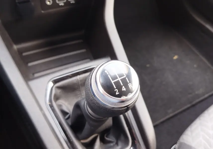 Gros plan sur le levier de vitesses manuel de la Renault Clio 1.0 SCe 65ch Evolution, intérieur noir.