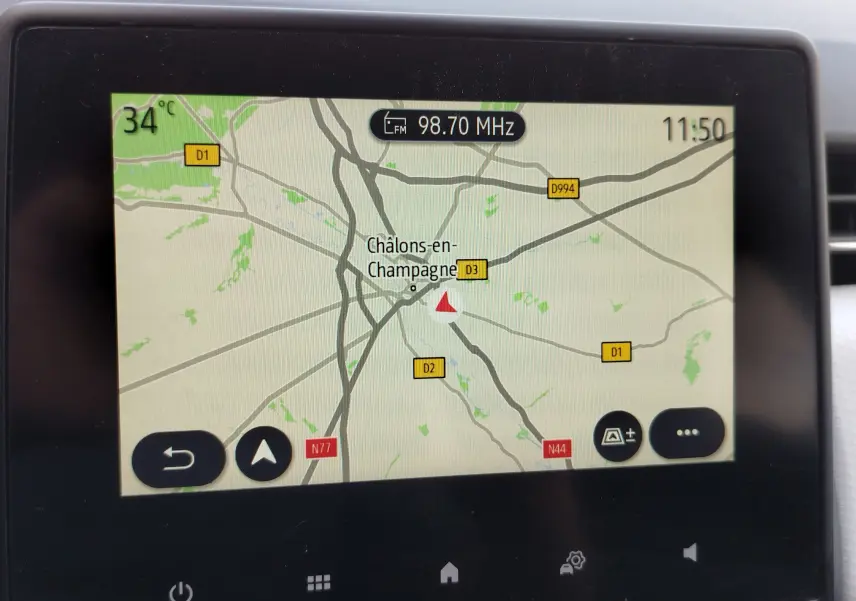 Écran tactile du système de navigation de la Renault Clio 2022 affichant une carte centrée sur Châlons-en-Champagne.