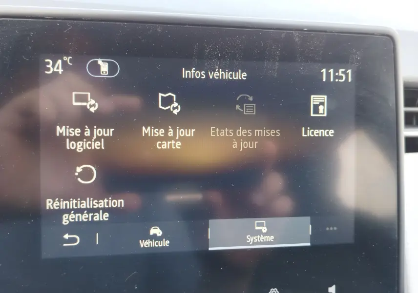 Écran tactile intérieur de la Renault Clio 1.0 SCe 65ch Evolution 2022 affichant les options de mise à jour logiciel et carte.