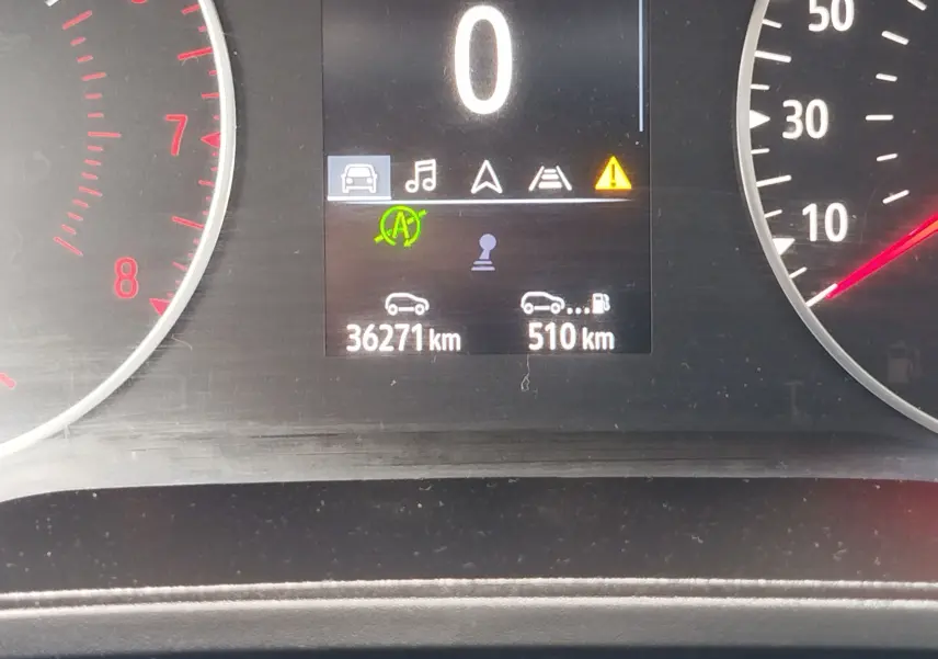 Vue rapprochée du tableau de bord numérique de la Renault Clio 2022 affichant le compteur et les voyants d'alerte.