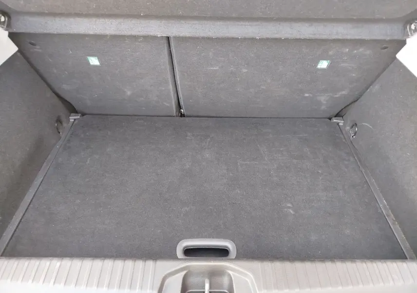 Coffre vide vu de l'arrière d'une Renault Clio 1.0 SCe 65ch Evolution 2022, intérieur noir sans chargement visible.