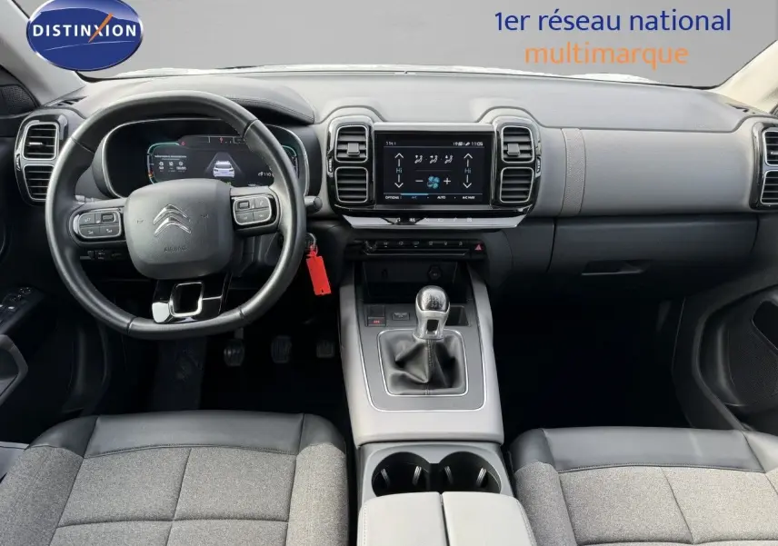Vue intérieure avant du Citroën C5 Aircross 2019 avec tableau de bord moderne et volant multifonction en cuir noir.