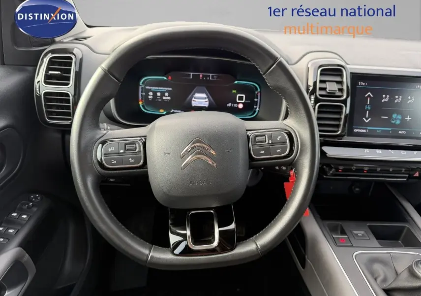 Vue frontale du volant en cuir noir et du tableau de bord numérique du Citroën C5 Aircross blanc nacré de 2019.