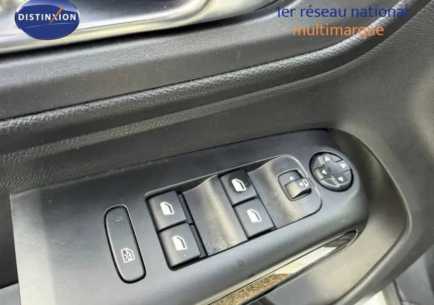 Panneau de commandes des vitres et rétroviseurs côté conducteur dans une Citroën C5 Aircross blanc nacré de 2019.