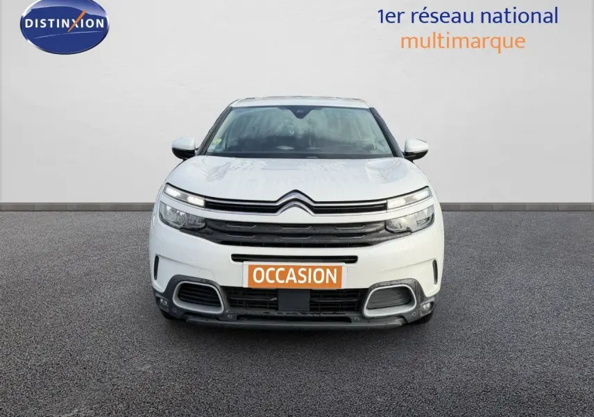 Vue frontale d'une Citroën C5 Aircross blanc nacré avec calandre noire et plaque "OCCASION" visible.