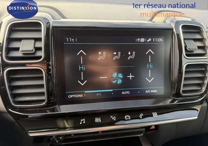 Écran tactile central de la Citroën C5 Aircross blanc nacré, affichant les réglages de climatisation automatique.