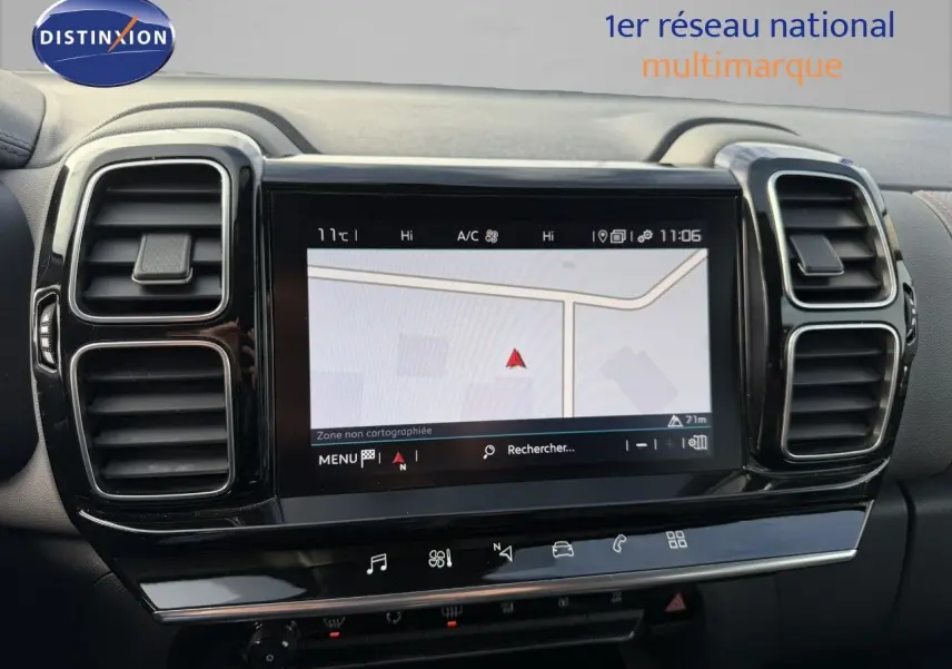 Écran tactile central avec navigation et aérateurs noirs encadrant le tableau de bord d'un Citroën C5 Aircross 2019.