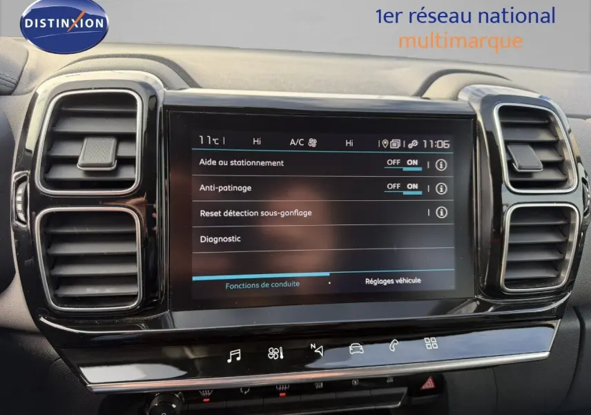 Écran tactile central du tableau de bord du Citroën C5 Aircross blanc nacré, affichant les aides à la conduite.