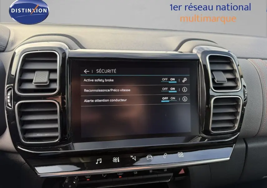 Écran tactile central du tableau de bord du Citroën C5 Aircross 2019 affichant les options de sécurité.