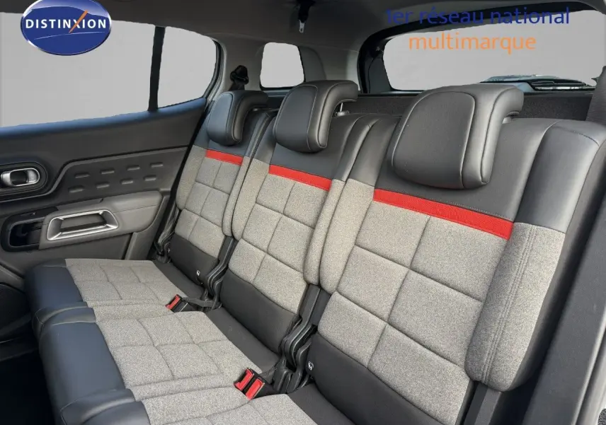 Vue latérale intérieure des sièges arrière du Citroën C5 Aircross 2019, tissu gris avec bande rouge et appuie-têtes noirs.