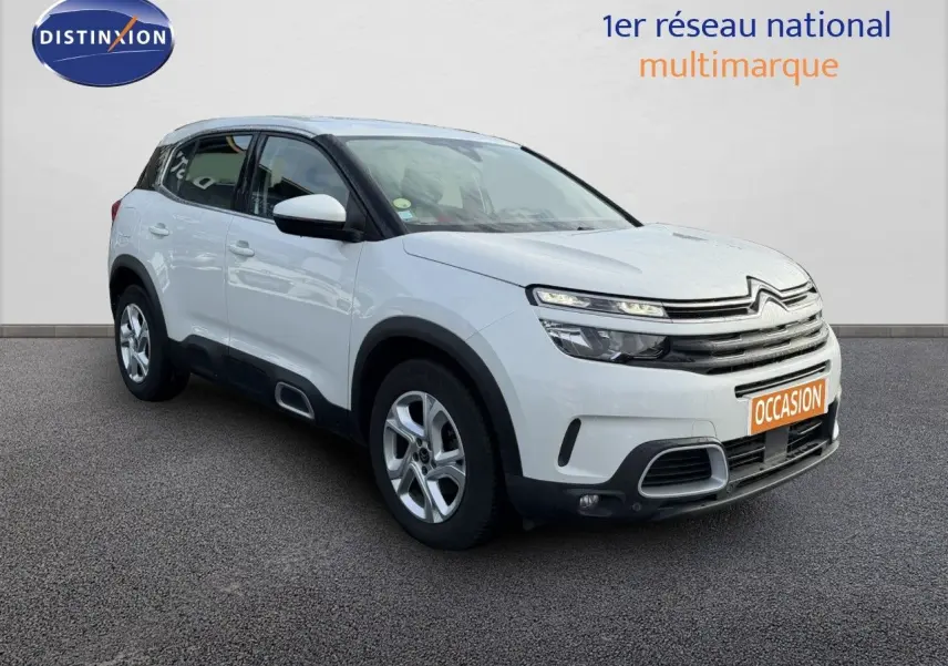 Citroën C5 Aircross blanc nacré en 3/4 avant droit, SUV compact avec calandre distinctive et jantes alliage.
