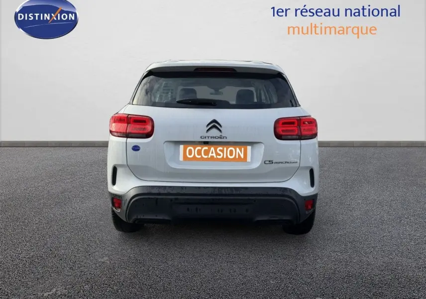 Vue arrière d'un Citroën C5 Aircross blanc nacré avec feux rouges et plaque "OCCASION" visible.