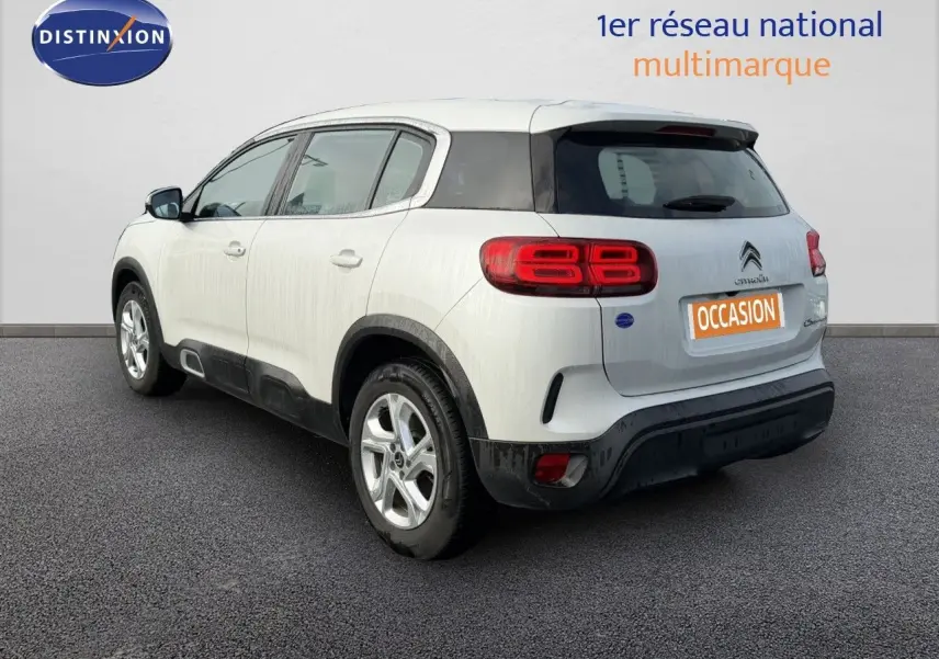 Vue 3/4 arrière droite du Citroën C5 Aircross blanc nacré avec feux arrière distinctifs et jantes alliage.