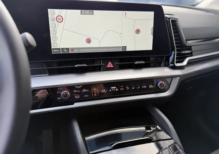 Vue intérieure côté gauche des sièges arrière noirs en tissu du Kia Sportage 2025 gris Sirius, avec appuie-têtes et ceintures visibles.