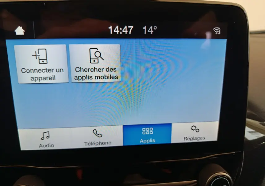 Écran tactile central du tableau de bord du Ford Puma blanc, affichant les options de connexion mobile.