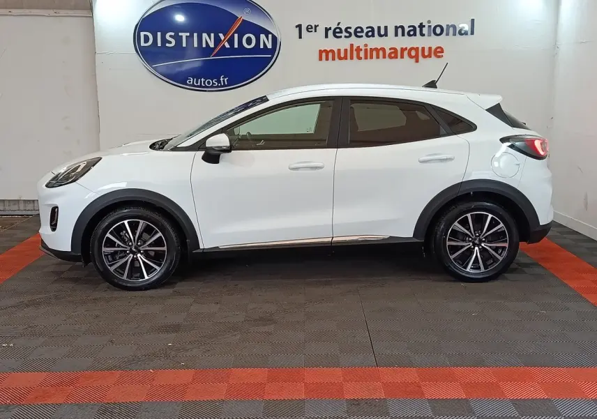 Ford Puma blanc vue de profil côté gauche, avec jantes alliage noires et toit légèrement incliné.