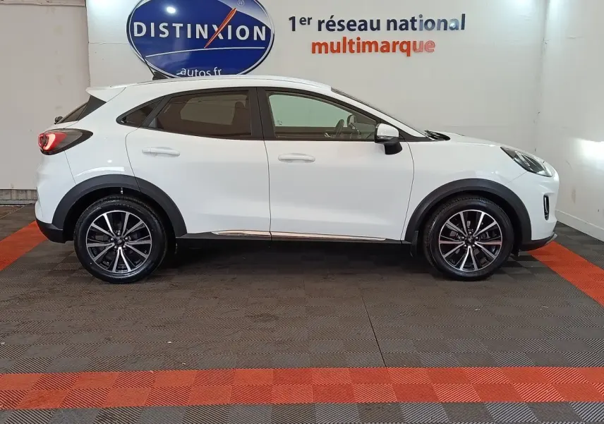 Vue profil côté gauche d'un Ford Puma blanc 2022 hybride, avec jantes alliage et rétroviseurs noirs.
