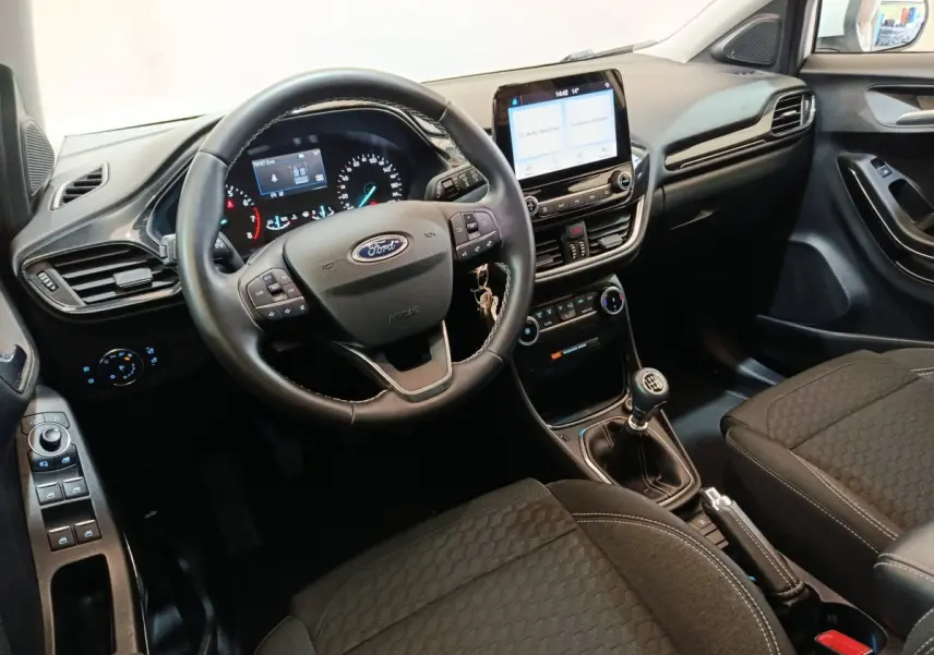 Vue intérieure côté conducteur du Ford Puma 2022 avec tableau de bord noir et écran tactile central.