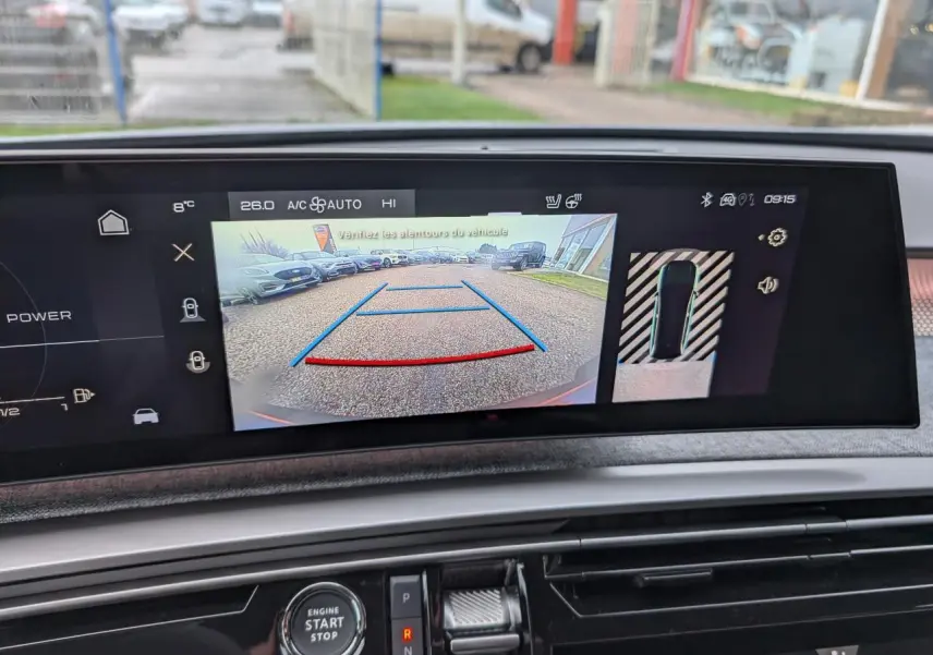Écran central du Peugeot 5008 gris 2025 montrant la caméra de recul et l'affichage de l'aide au stationnement.