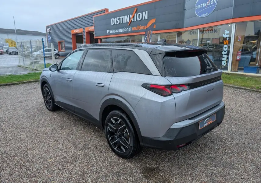 Peugeot 5008 gris métallisé vue 3/4 arrière droit, feux arrière LED 3 griffes et jantes alliage 19 pouces.