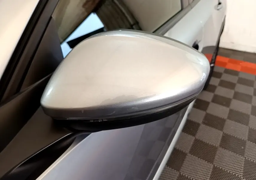 Rétroviseur électrique rabattable gris clair du côté conducteur du Peugeot 2008, vue rapprochée en angle oblique.