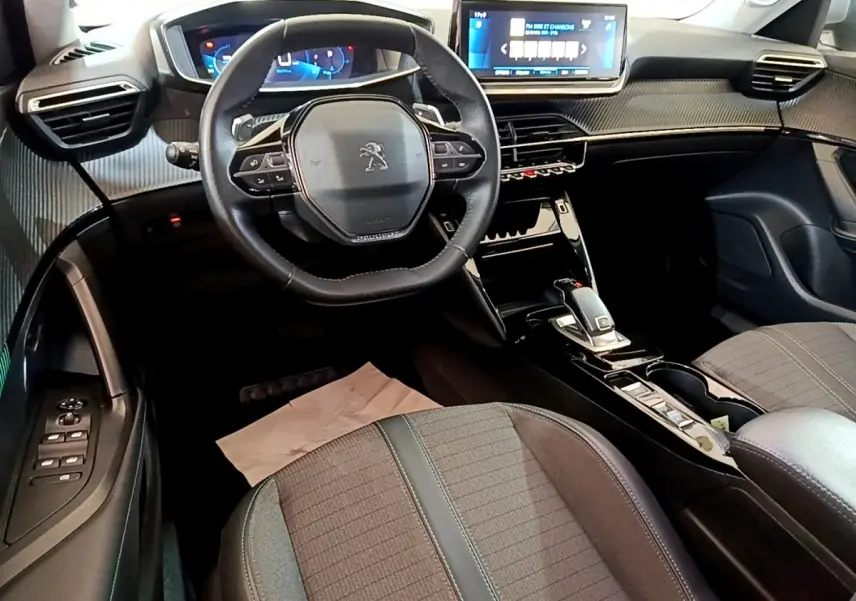 Intérieur vue côté conducteur du Peugeot 2008 1.5 BlueHDi gris clair, avec tableau de bord numérique et écran tactile 10 pouces.