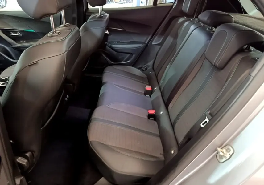 Vue intérieure côté droit sur la banquette arrière en tissu et cuir du Peugeot 2008 gris clair, avec appuie-têtes réglables.