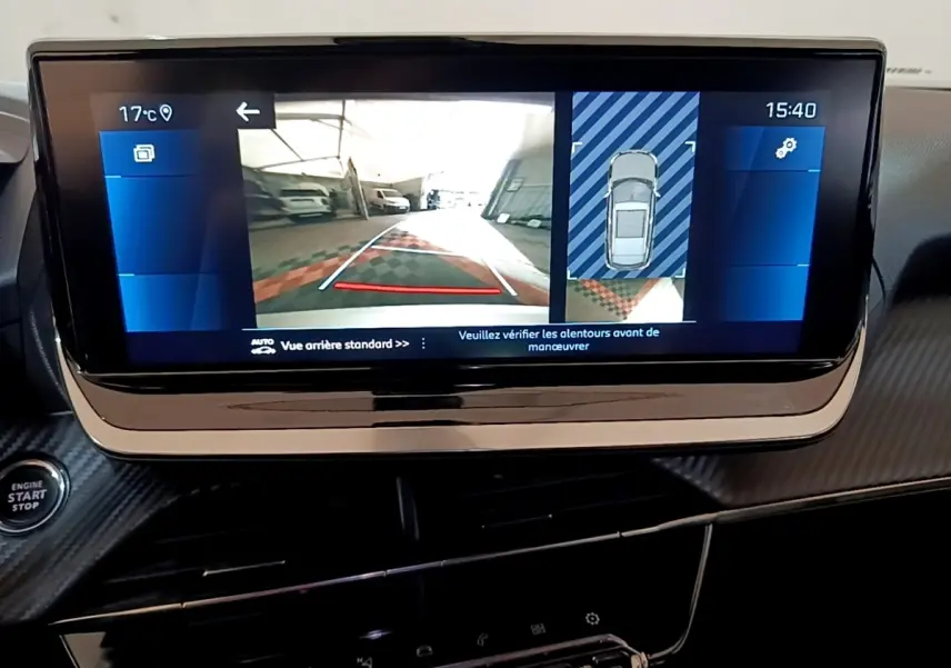 Écran tactile 10 pouces du Peugeot 2008 gris clair montrant la caméra de recul et l’aide au stationnement arrière.
