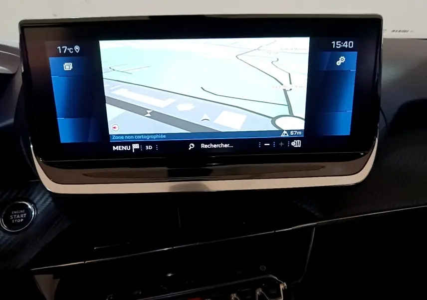 Écran tactile 10 pouces du système de navigation du Peugeot 2008 gris clair, avec bouton démarrage visible à gauche.