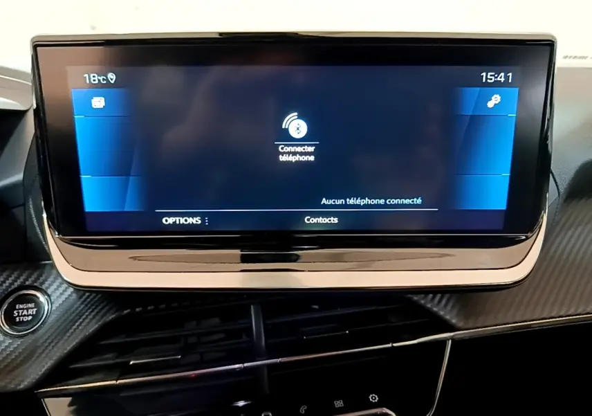 Écran tactile central allumé du tableau de bord du Peugeot 2008 gris, avec bouton démarrage visible à gauche.