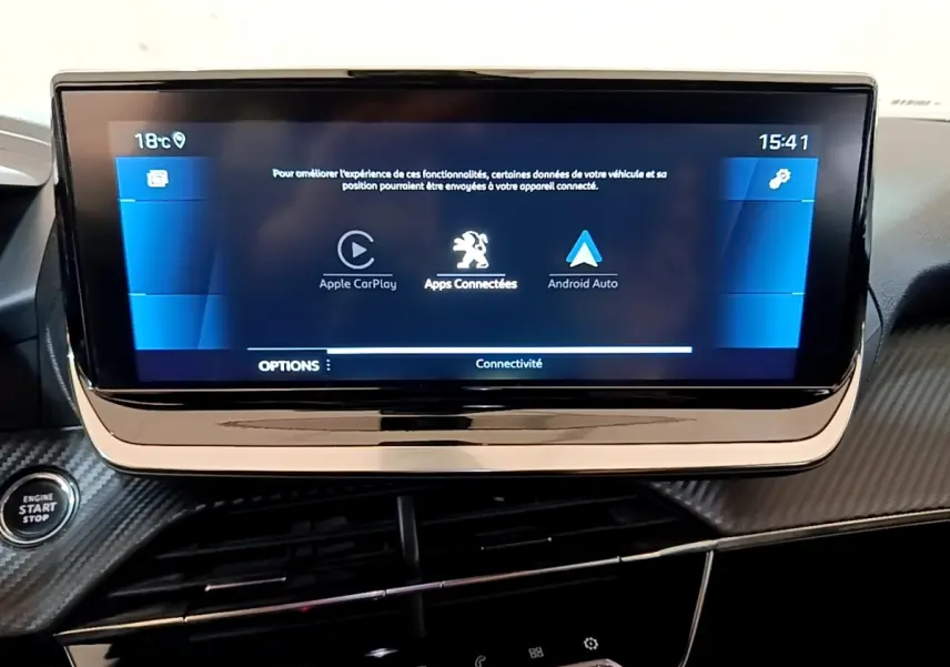 Écran tactile central de 10 pouces du Peugeot 2008 gris clair, affichant Apple CarPlay et Android Auto.
