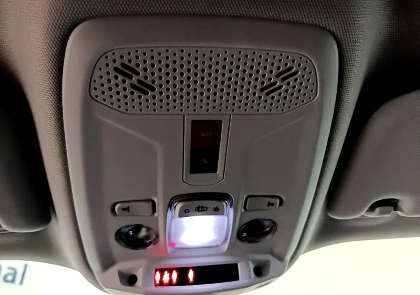 Plafonnier intérieur gris clair avec éclairage LED et boutons de commande dans un Peugeot 2008 2021 vue de dessous.