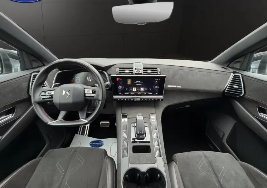 Intérieur noir du DS7 Crossback 2022 vu de face, avec tableau de bord digital et console centrale tactile.