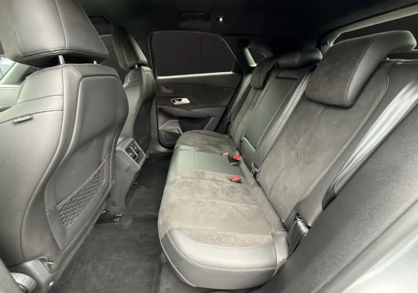 Vue intérieure côté droit des sièges arrière en cuir et alcantara gris du DS7 Crossback 2022, finition PERFORMANCE LINE.