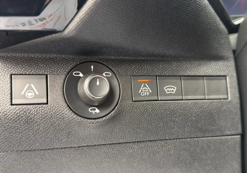 Gros plan sur les commandes de sécurité et réglages des rétroviseurs du DS7 Crossback gris clair, côté conducteur.