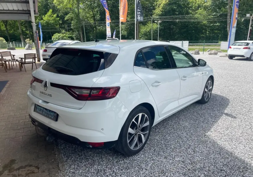 Renault Mégane IV blanche vue en 3/4 arrière droit, avec feux arrière LED et jantes alliage distinctives.