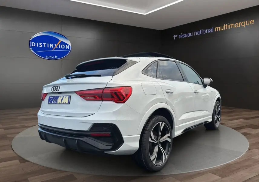 Audi Q3 Sportback blanc vue 3/4 arrière droit avec jantes noires brillantes et vitres teintées